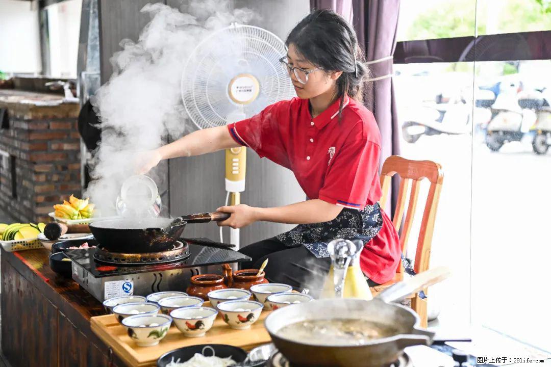 全网追的“扁担女孩”,找了一份暑假工,时薪12元 - 平凉生活资讯 - 平凉28生活网 pl.28life.com